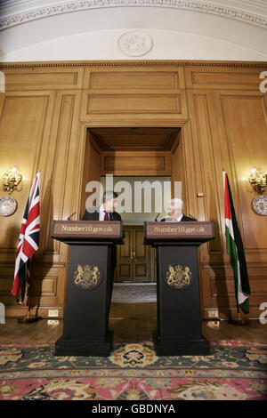 Premierminister Gordon Brown (links) und der palästinensische Präsident Mahmoud Abbas sprechen im Rahmen einer gemeinsamen Pressekonferenz nach Gesprächen in der Downing Street 10 in London zu den Medien. Stockfoto