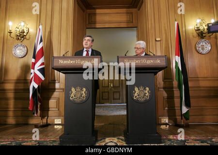 Premierminister Gordon Brown (links) und der palästinensische Präsident Mahmoud Abbas sprechen im Rahmen einer gemeinsamen Pressekonferenz nach Gesprächen in der Downing Street 10 in London zu den Medien. Stockfoto