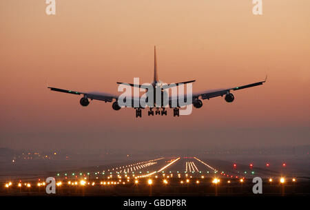 Ein Passagierjet landet am frühen Morgen am Flughafen Gatwick in West Sussex Stockfoto