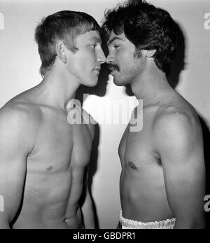 Die Konfrontation von Auge zu Auge, als sich der britische Dave 'Boy' Green (links) und der Inhaber Carlos Palomino aus Los Angeles, USA, heute im Dominion Cinema in der Londoner Tottenham Court Road zum heutigen World Welterweight Clash im Wembley Empire Pool einmischten. Stockfoto