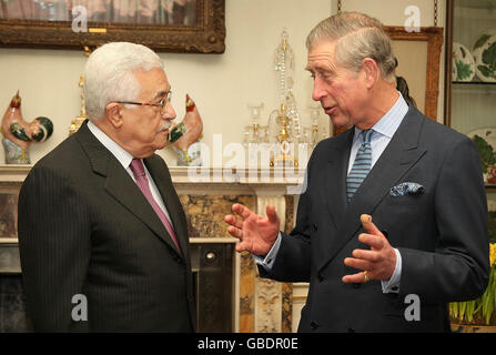 Der Prinz von Wales und der palästinensische Präsident Mahmoud Abbas trafen sich im Clarence House in London zu Gesprächen. Stockfoto