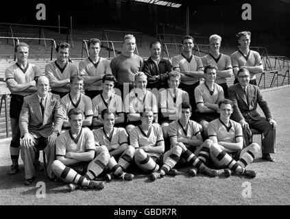 Wolverhampton Wanderers Team-Gruppe. (Hintere Reihe l-r) C. Jones, James Murray, Edward Clamp, Malcolm Finlayson, J. Gardiner (Trainer), Edward Stuart, Ronald Flowers, William Slater. (Mittlere Reihe l-r) Stanley Cullis (Manager), George Showell, Harold Hooper, Billy Wright, Peter Broadbent, James Mullen und J T Howley (Sekretär). (Vordere Reihe l-r) John Harris, Norman Deeley, Robert Mason, Colin Booth und J. Benson. Stockfoto