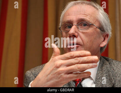 John Treacy, CEO des Irish Sports Council, nimmt an einer Pressekonferenz im Alexander Hotel, Dublin, Teil, nachdem der Irish Sports Council seinen Bericht über die Leistung des irischen Olympischen Teams bei den Olympischen und Paralympischen Spielen 2008 in Peking im vergangenen Sommer veröffentlicht hat. Stockfoto