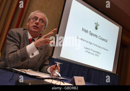 John Treacy, CEO des Irish Sports Council, nimmt an einer Pressekonferenz im Alexander Hotel, Dublin, Teil, nachdem der Irish Sports Council seinen Bericht über die Leistung des irischen Olympischen Teams bei den Olympischen und Paralympischen Spielen 2008 in Peking im vergangenen Sommer veröffentlicht hat. Stockfoto