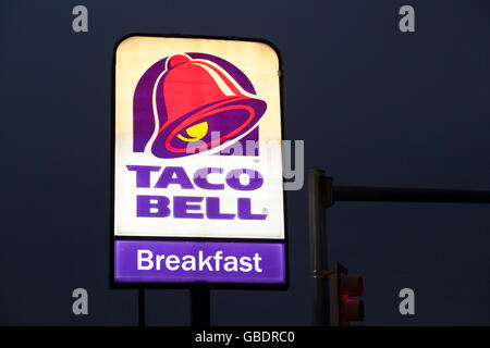 Taco Bell Restaurant Zeichen in der Nacht Stockfoto
