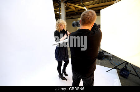 Rachel Shields von The Independent am Sonntag posiert für den Starfotografen Rankin, als er sich sein neuestes Projekt Rankin Live vorstellt! In der Old Truman Brewery in der Brick Lane, London. Stockfoto