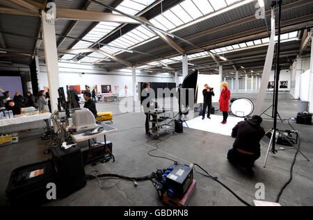 Anne Oelmann posiert für den Starfotografen Rankin, als er sich sein neuestes Projekt Rankin Live vorstellt! In der Old Truman Brewery in der Brick Lane, London. Stockfoto