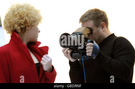 Anne Oelmann posiert für den Starfotografen Rankin, als er sich sein neuestes Projekt Rankin Live vorstellt! In der Old Truman Brewery in der Brick Lane, London. Stockfoto