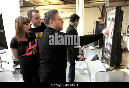 Prominenter Fotograf Rankin (rechts) sieht sich sein neuestes Projekt Rankin Live vor! In der Old Truman Brewery in der Brick Lane, London. Stockfoto