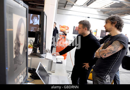 Prominenter Fotograf Rankin (links) sieht sich sein neuestes Projekt Rankin Live an! In der Old Truman Brewery in der Brick Lane, London. Stockfoto