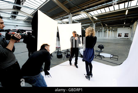 Rachel Shields von The Independent am Sonntag posiert für den Starfotografen Rankin, als er sich sein neuestes Projekt Rankin Live vorstellt! In der Old Truman Brewery in der Brick Lane, London. Stockfoto