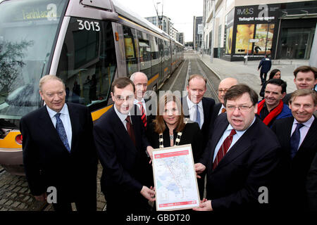 (Von links) Frank Allen CEO der Railway Procurement Agency (RPA), Taoiseach Brian Cowen und Ratsmitglied Marie Corr halten eine Karte der neuen Linie bei der Einführung der Details der neuen Erweiterung der Red Luas Line zum Citywest Business Park, Dublin. Stockfoto