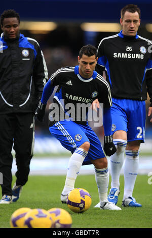 Fußball - Barclays Premier League - Chelsea gegen Hull City - Stamford Bridge. Chelseas Ricardo Quaresma beim Aufwärmen, während die Teamkollegen John Terry (rechts) und John Mikel Obi (links) darauf schauen Stockfoto