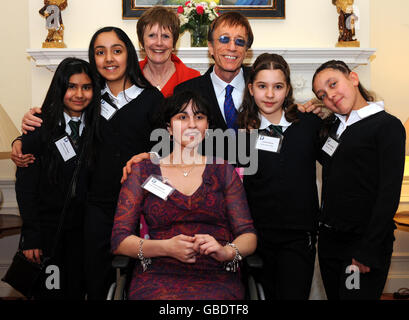 Bee Gee Robin Gibb, 59, Teilnahme an einem Empfang für Diana Preisträger in Downing Street 11 mit der Leiterin der Wohltätigkeitsorganisation Maggie Turner (dritte links, zurück) Gewinner Nicole Drysburgh, 19, Autorin und Fundraiser (sitzend) und Yeading Junior School Studenten, anerkannt für ihre Arbeit in Peer Mediation (links nach rechts) Baljoyt Mangat, Simran Johal, Lorita Krsniqi und Yasmin Dumett. Stockfoto