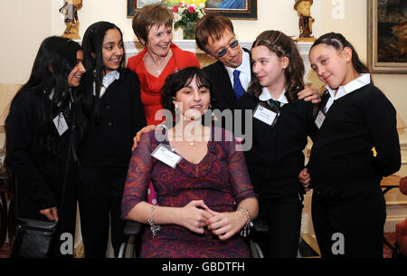 Bee Gee Robin Gibb, 59, Teilnahme an einem Empfang für Diana Preisträger in Downing Street 11 mit der Leiterin der Wohltätigkeitsorganisation Maggie Turner (dritte links, zurück) Gewinner Nicole Drysburgh, 19, Autorin und Fundraiser (sitzend) und Yeading Junior School Studenten, anerkannt für ihre Arbeit in Peer Mediation (links nach rechts) Baljoyt Mangat, Simran Johal, Lorita Krsniqi und Yasmin Dumett. Stockfoto