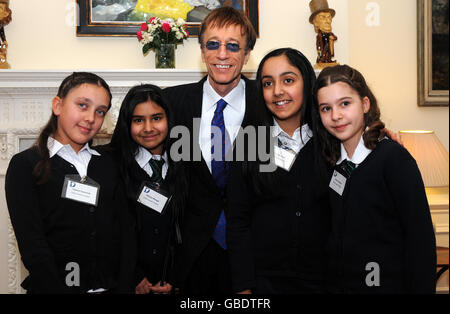 Bee Gee Robin Gibb, 59, nahm an einem Empfang für die Diana-Preisträger in der Downing Street 11 mit Schülern der Yeading Junior School Teil, der für ihre Arbeit in der Peer Mediation (von links nach rechts) Baljoyt Mangat, Simran Johal, Lorita Krsniqi und Yasmin Dumett ausgezeichnet wurde. Stockfoto