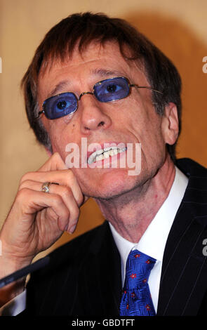 Bee Gee Robin Gibb, 59, Teilnahme an einem Empfang für Diana Award Gewinner in 11 Downing Street. Stockfoto