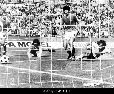 Der Westdeutsche Gerd Muller (r) erzielt das zweite Tor, beobachtet von Branko Oblak (l), Enver Maric (2. L) und Ivan Buljan (2. R) Stockfoto