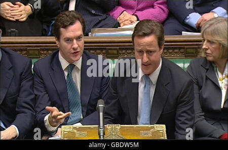 Der konservative Parteivorsitzende David Cameron und der Schattenkanzler George Osborne sprechen während der Fragen des Premierministers im Londoner Unterhaus. Stockfoto