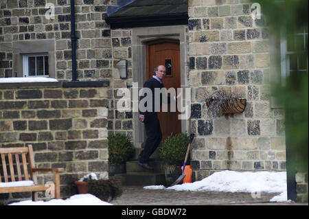 Sir James Crosby in seinem Haus in der Nähe von Harrogate, nachdem er heute als stellvertretender Vorsitzender der Financial Services Authority (FSA) zurückgetreten ist. Stockfoto