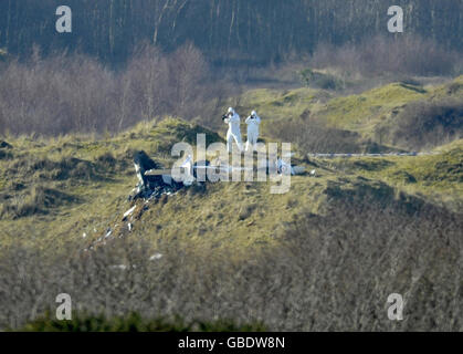 Die Szene in der Region Porthcawl in Südwales, in der mindestens zwei Menschen bei einem leichten Flugzeugabsturz in der Nähe eines Naturschutzgebiets ums Leben kamen. Stockfoto