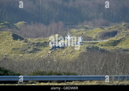 Die Szene in der Region Porthcawl in Südwales, in der mindestens zwei Menschen bei einem leichten Flugzeugabsturz in der Nähe eines Naturschutzgebiets ums Leben kamen. Stockfoto