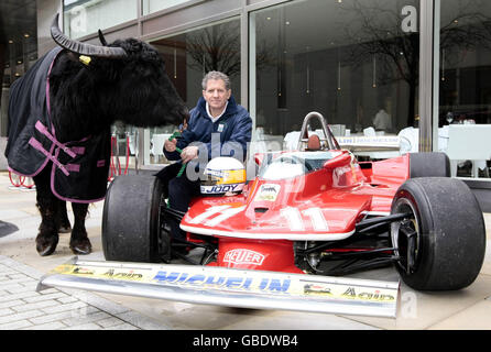 Jody Scheckter öffnet Mozzarella Bauernhof Stockfoto