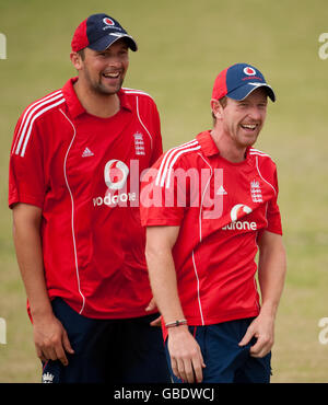 Die Engländer Paul Collingwood und Steve Harmiso während einer Nets-Trainingseinheit im ARG Stadium im North Sound, Antigua. Stockfoto