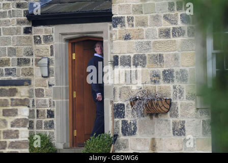 Sir James Crosby in seinem Haus in der Nähe von Harrogate, nachdem er heute als stellvertretender Vorsitzender der Financial Services Authority (FSA) zurückgetreten ist. Stockfoto