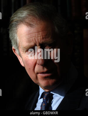 Der Prinz von Wales nimmt an einem Empfang im Clarence House, London, Teil, um Mitarbeiter und Unterstützer aus Anlass des 20. Jahrestages seines Cambridge Program for Sustainability Leadership (CPSL) zu treffen. Stockfoto