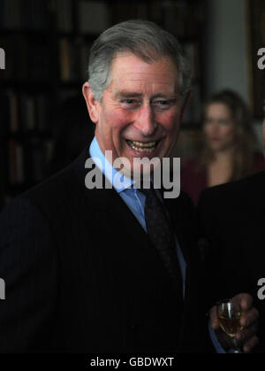 Der Prinz von Wales nimmt an einem Empfang im Clarence House, London, Teil, um Mitarbeiter und Unterstützer aus Anlass des 20. Jahrestages seines Cambridge Program for Sustainability Leadership (CPSL) zu treffen. Stockfoto