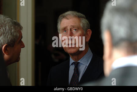 Der Prinz von Wales nimmt an einem Empfang im Clarence House Teil, um Mitarbeiter und Unterstützer aus Anlass des 20. Jahrestages seines Cambridge Program for Sustainability Leadership (CPSL) zu treffen. Stockfoto