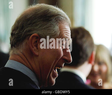 Der Prinz von Wales nimmt an einem Empfang im Clarence House Teil, um Mitarbeiter und Unterstützer aus Anlass des 20. Jahrestages seines Cambridge Program for Sustainability Leadership (CPSL) zu treffen. Stockfoto