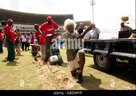 Der Platzwart gräbt die Run-ups, nachdem das Spiel während des zweiten Tests auf dem Sir Vivian Richards Cricket Ground in Antigua aufgegeben wurde. Stockfoto