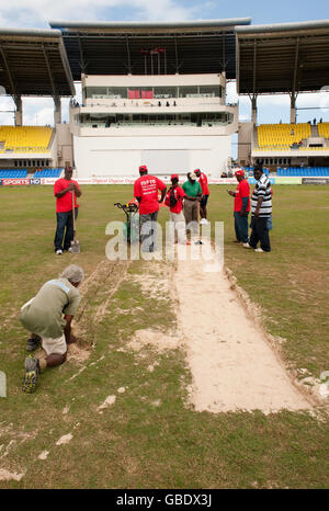 Cricket - zweiter Test - erster Tag - West Indies gegen England - Sir Vivian Richards Cricket Ground. Ein Groundsman gräbt die Run-ups, nachdem das Spiel während des zweiten Tests auf dem Sir Vivian Richards Cricket Ground in Antigua aufgegeben wurde. Stockfoto