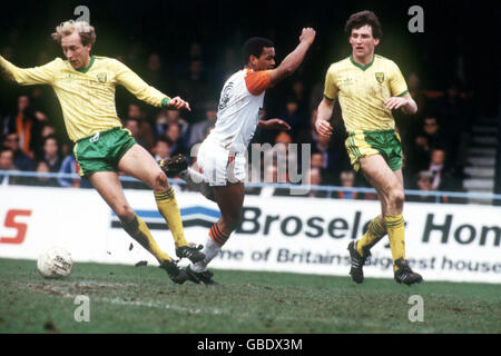 Fußball - Football League Division Two - Luton Town / Norwich City. Brian Stein von Luton Town (c) kann keinen Weg an Greg Downs von Norwich City (l) und Dave Watson (r) vorbei finden Stockfoto