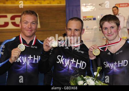 Olympia- und Weltmeister Sir Chris Hoy mit Jamie Staff und Jason kenny (rechts) und ihren Goldmedaillen nach ihrem Sieg im Mannschaftssprint in der Ballerup Super Arena, Kopenhagen. Stockfoto