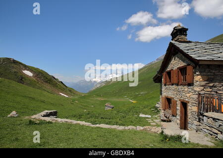 Der Vallonbrun-Hütte mit La Dent Parrachée im Hintergrund, Nationalparks Vanoise, nördliche Alpen, Savoie, Frankreich Stockfoto