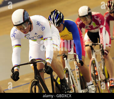 Sir Chris Hoy macht sich in seinem Heat des Men's Keirin klar von den anderen Fahrern, um sich für die zweite Runde in der Ballerup Super Arena in Kopenhagen zu qualifizieren. Stockfoto