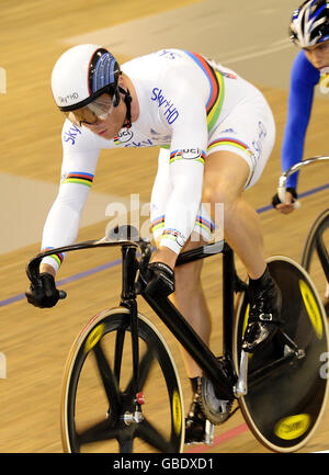 Sir Chris Hoy macht sich in seinem Heat des Men's Keirin klar von den anderen Fahrern, um sich für die zweite Runde in der Ballerup Super Arena in Kopenhagen zu qualifizieren. Stockfoto