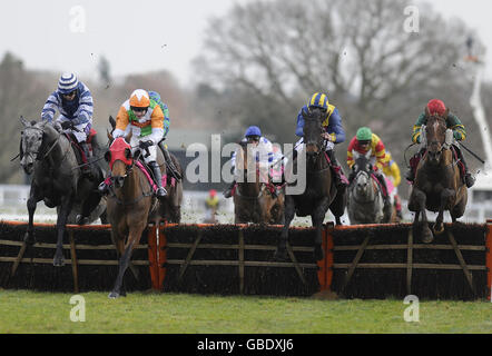 Serabad unter Paddy Brennan (links) springen Sie den letzten Flug der Hürden, um das Betfair Your Perfect Match Handicap Hurdle Race während des Betfair Ascot Chase Day auf der Ascot Racecourse, Bekshire, zu gewinnen. Stockfoto