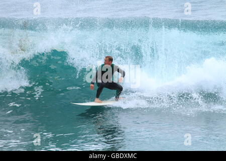 Surfer am Hafendamm, Cornwall, England, UK Stockfoto