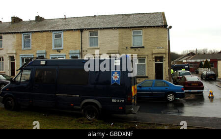 Die Szene in Rectory Road, Burnley, Lancashire, wo Spezialoffiziere, die eine Terrorismusbekämpfung durchführten, nach neun Männern suchten, die letzte Nacht verhaftet wurden, nachdem sie auf der M65 in der Nähe von Preston im Rahmen einer von Geheimdiensten geführten Operation von Lancashire Constabulary und der North West Counter Terrorism Unit angehalten worden waren. Stockfoto