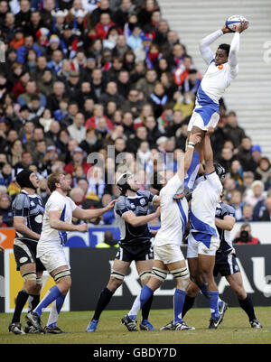 Rugby Union - RBS Six Nations Championship 2009 - Frankreich gegen Schottland - Stade de France. Die französische Fulgence Ouedraogo gewinnt die Überlinungslinie beim RBS 6 Nations Match beim Stade de France, Paris, Frankreich. Stockfoto