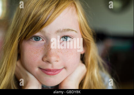 Ein Porträt von einem 9-jährigen Mädchen in die Kamera schauen. Stockfoto