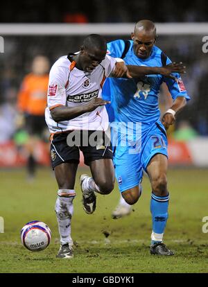 Claude Gnakpa von Luton Town (links) hält die Herausforderung von Calvin Andrew von Brighton & Hove Albion ab. Stockfoto