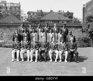 West Indies Team Group. Hintere Reihe, von L bis R: Maurice Foster, Charlie Davis, John Shepherd, Mike Findlay, Steve Camacho, Roy Fredericks. Center Row, L bis R: M Hoyes (Physiotherapeut - unbekannter Vorname), Vanburn Holder, Pascal Roberts, Clive Lloyd, Grayson Shillingford, Philibert Blair, N Walker (Asst-Manager - unbekannter Vorname). Front Row, L bis R: Joey Carew, Jackie Hendriks, Gary Sobers (Kapitän), Clyde Walcott, Lance Gibbs (Vice Capt), Basil Butcher, P Short (Schatzmeister - Vorname unbekannt) Stockfoto