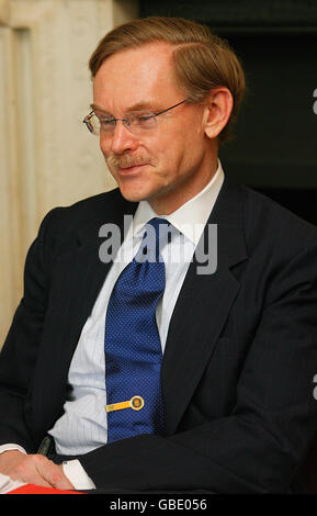 Weltbankpräsident Robert Zoellick nimmt an einem Treffen mit Premierminister Gordon Brown und Kanzler Alistair Darling in der Downing Street 10, London, Teil. Stockfoto