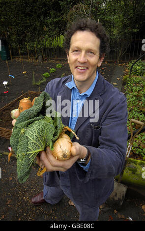 TV-Gärtnerpersönlichkeit Monty Don im National Trust Garten in London, die in eine Zuteilung Grundstück für Mitarbeiter, um ihre eigenen Produkte zu bauen verwandelt wurde. Stockfoto