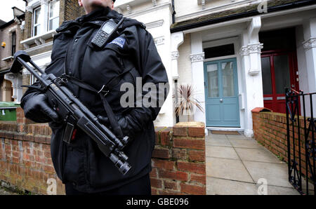 Ein bewaffneter Polizeibeamter steht vor dem Londoner Haus von Innenministerin Jacqui Smith. Stockfoto